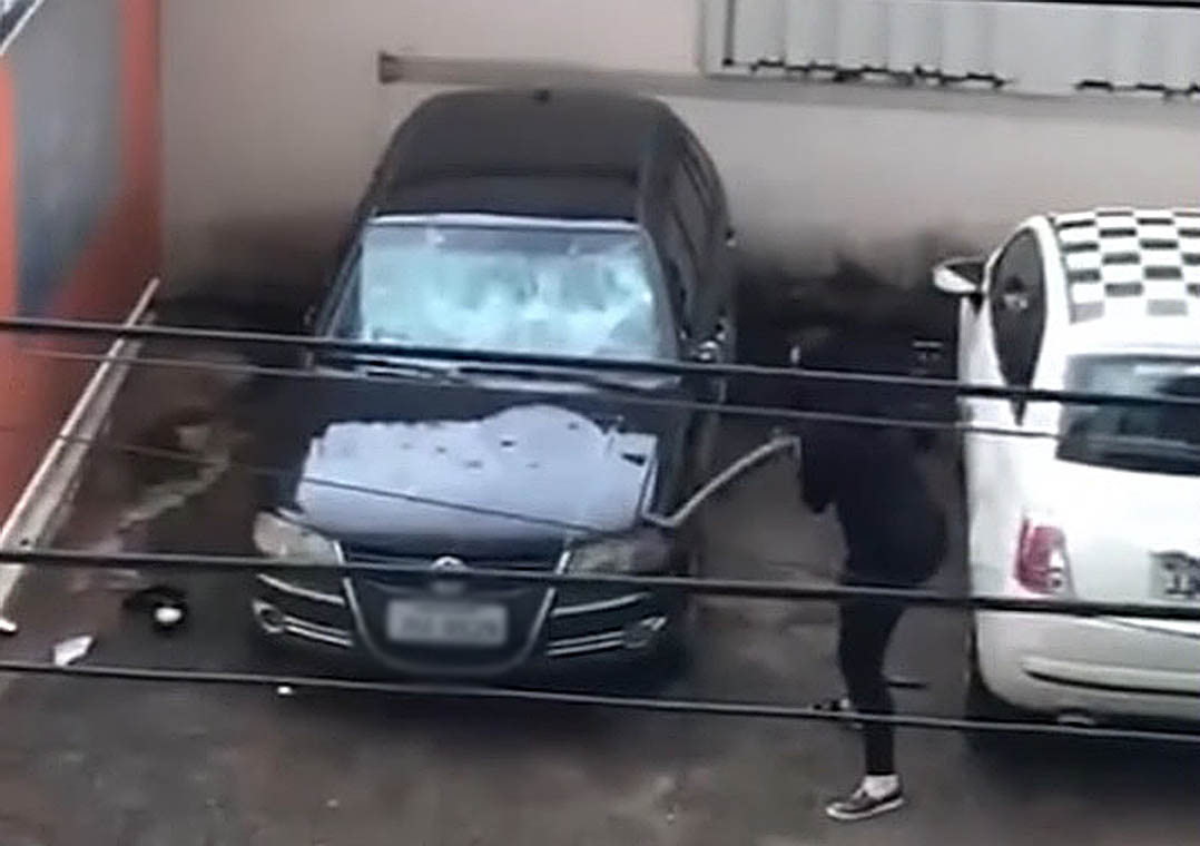 Vídeo: mulher destrói carro de marido após descobrir suposta traição