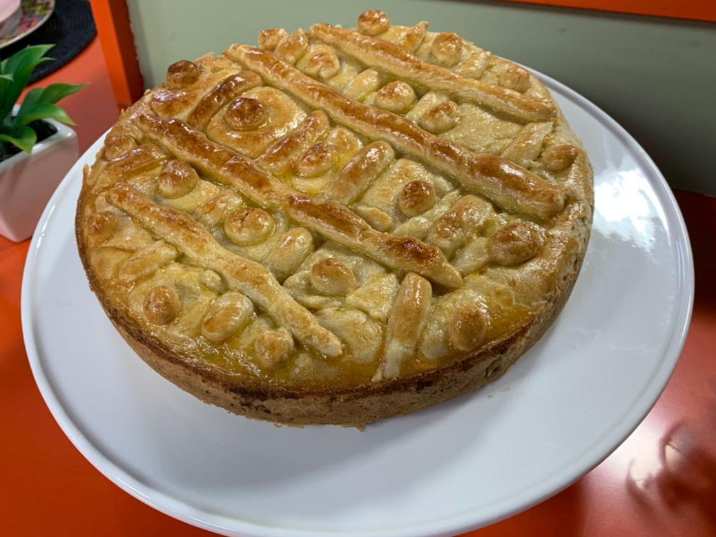 Torta de frango com cebola, alho, tomate, milho, creme de leite, batata e sal  Levy Virote 