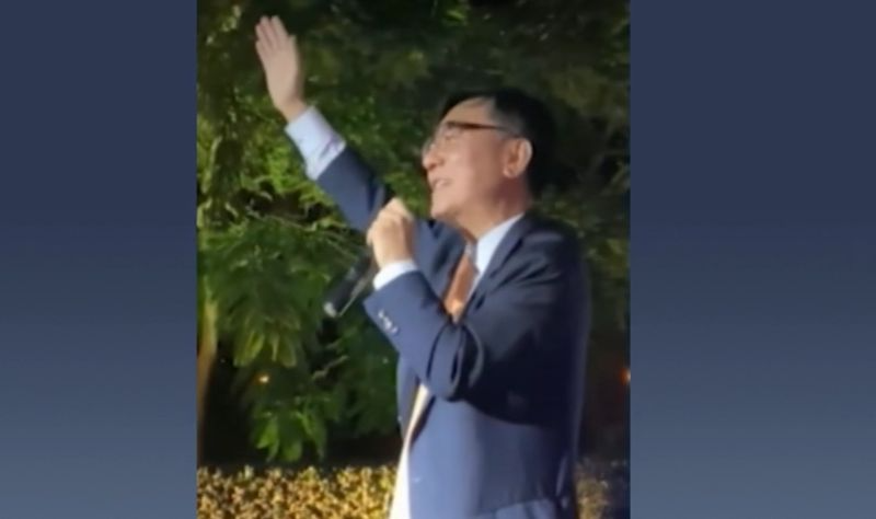 Embaixador da Coreia do Sul viraliza após cantar "Evidências"; assista