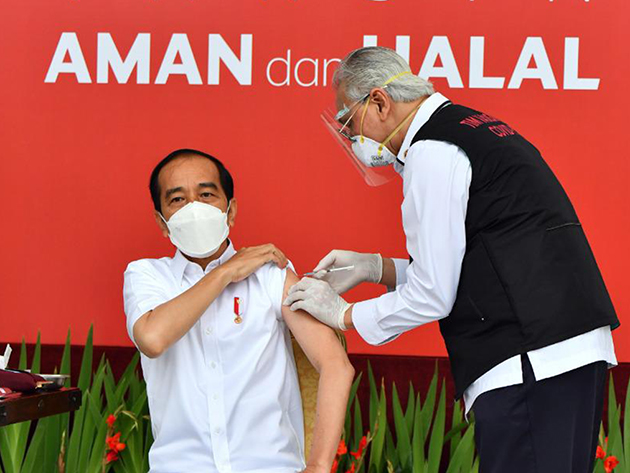 Presidente da Indonésia é a primeira pessoa a ser vacinada contra Covid-19 no país Reprodução/Twitter