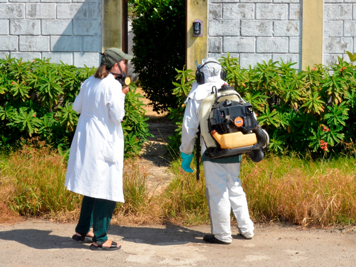 Agentes realizam nebulização nas residências no combate ao mosquito Divulgação / Prefeitura de Ubatuba 