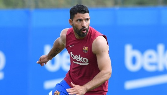 Lesionado, Agüero só deve estrear em outubro Divulgação/Twitter/Barcelona