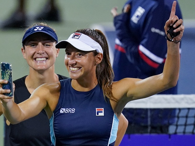 Luísa Stephani e Gabriela Dabrowski logo após a conquista em Montreal Foto: Reprodução/OBNmontreal