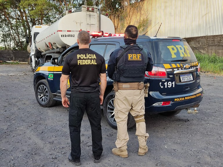 Policiais cumprem mandato em Vila Velha, ES Divulgação/Policial Federal