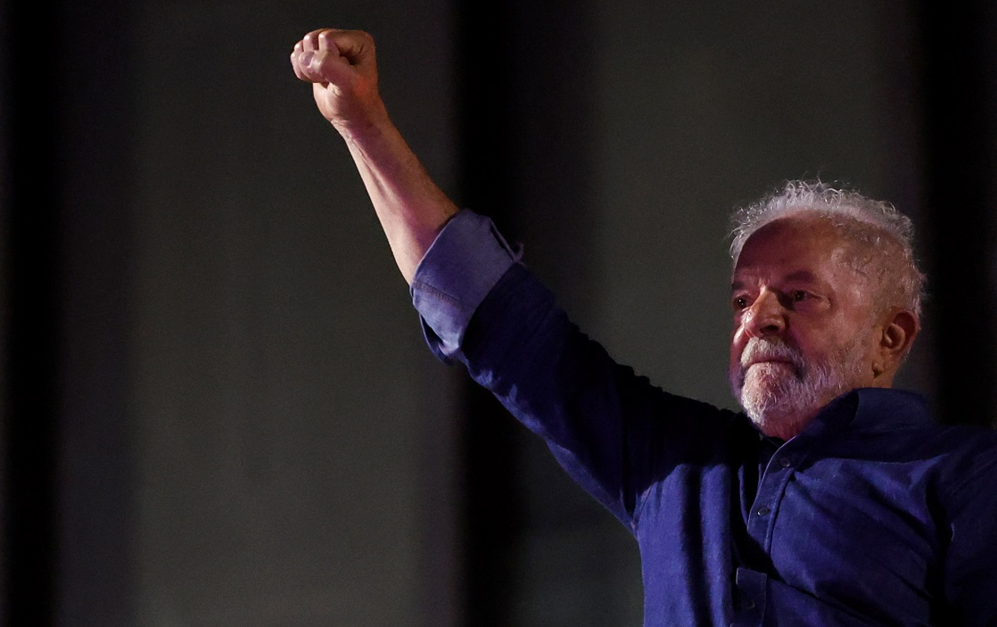 Lula acena ao público durante festa na Avenida Paulista Amanda Perobelli/Reuters - 31/10/2022