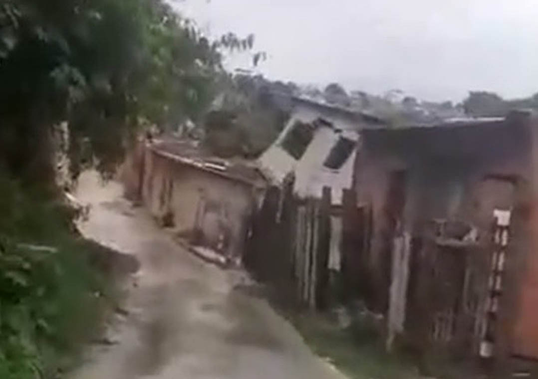 Vídeo: chuva intensa derruba casa de dois andares em Manaus