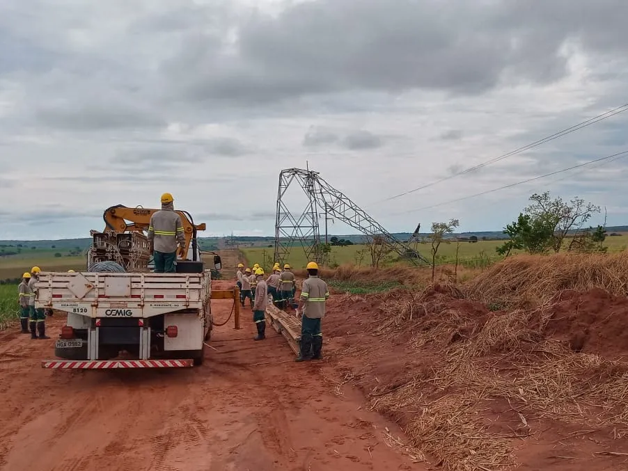 Segundo a Cemig, a Companhia Energética de Minas Gerais, cerca de 80 profissionais atuam no local para reconstruir as estruturas.