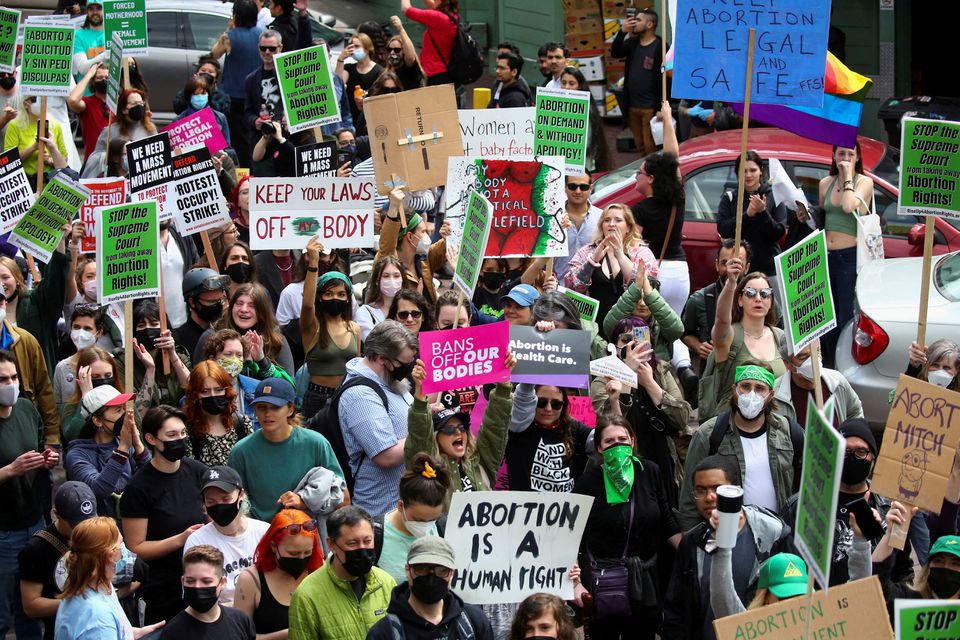 Manifestantes vão às ruas dos EUA contra decisão da Suprema Corte sobre aborto 