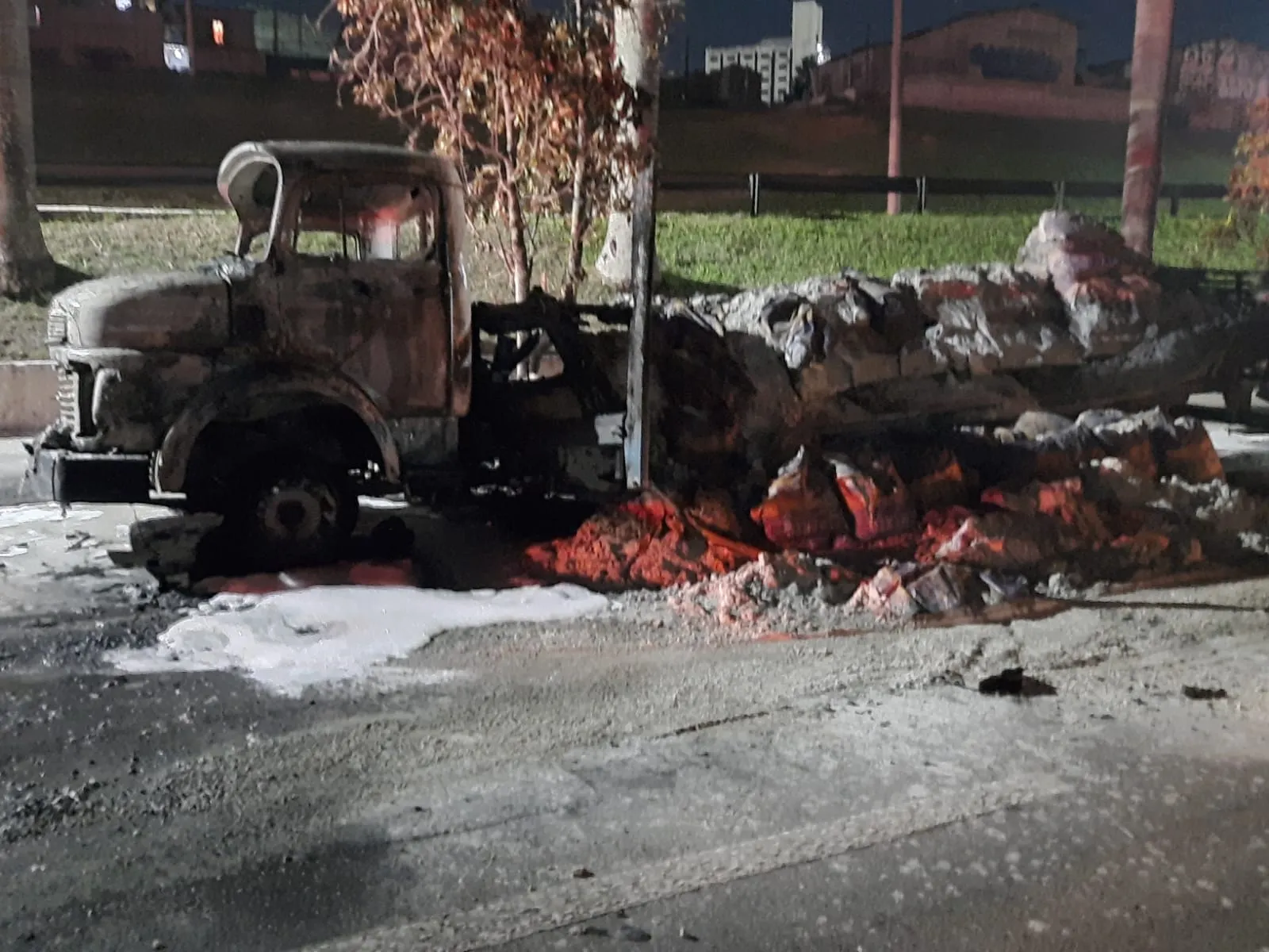 Caminhão de Aleksandro foi incendiado por vândalos próximo à comunidade Santa Cruz, em São José dos Campos