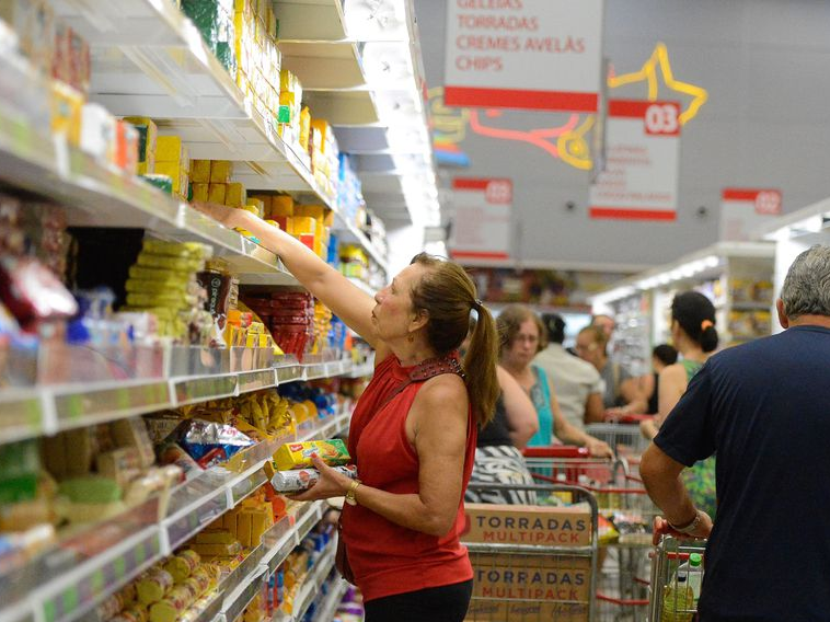 A inflação no mês de abril tem alta de 0,31%, puxada pelo setor de saúde e cuidados pessoais que registrou aumento de 1,1%, segundo o IBGE. Tânia Rego/Agência Brasil