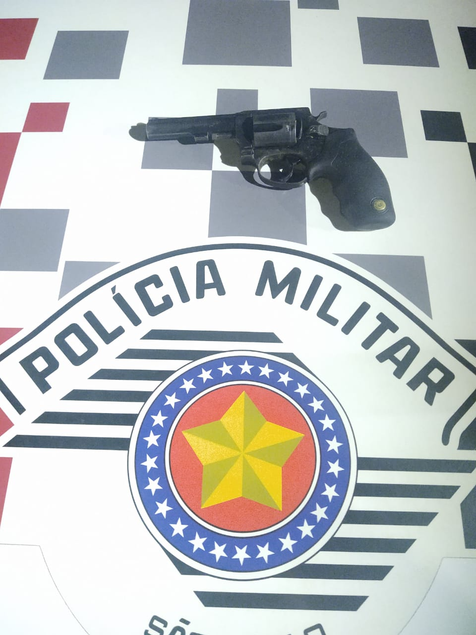 Arma usada durante o assalto em uma casa de ração em Caraguatatuba