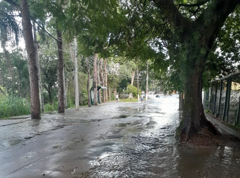 Rompimento de adutora pode deixar 17 bairros sem água em Jacareí Divulgação/Nilton Moreira da Silva