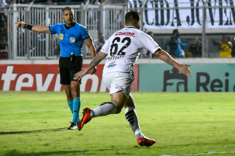 Elvis quebra jejum de nove meses sem gol, Ponte volta a vencer após 10 jogos  e deixa degola da Série B, ponte preta