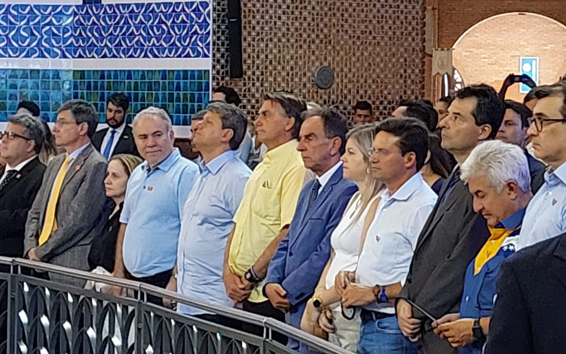 Jair Bolsonaro participa de missa especial do Dia de Nossa Senhora Imagem/ TV Band Vale