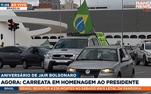 Apoiadores fazem carreata em Brasília para homenagear Bolsonaro, que completa 66 anos hoje Reprodução TV