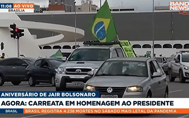 Apoiadores fazem carreata em Brasília para homenagear Bolsonaro, que completa 66 anos hoje