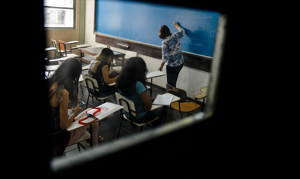 Os alunos que compareceram fisicamente e nas aulas remotas serão aprovados Reprodução/ Agência Brasil