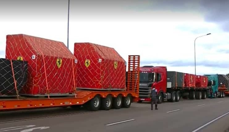 Containers da Ferrari ficam presos em manifestações Reprodução