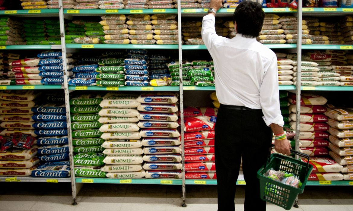 Inflação da cesta básica sobe 27% em 12 meses, mais que o dobro da inflação