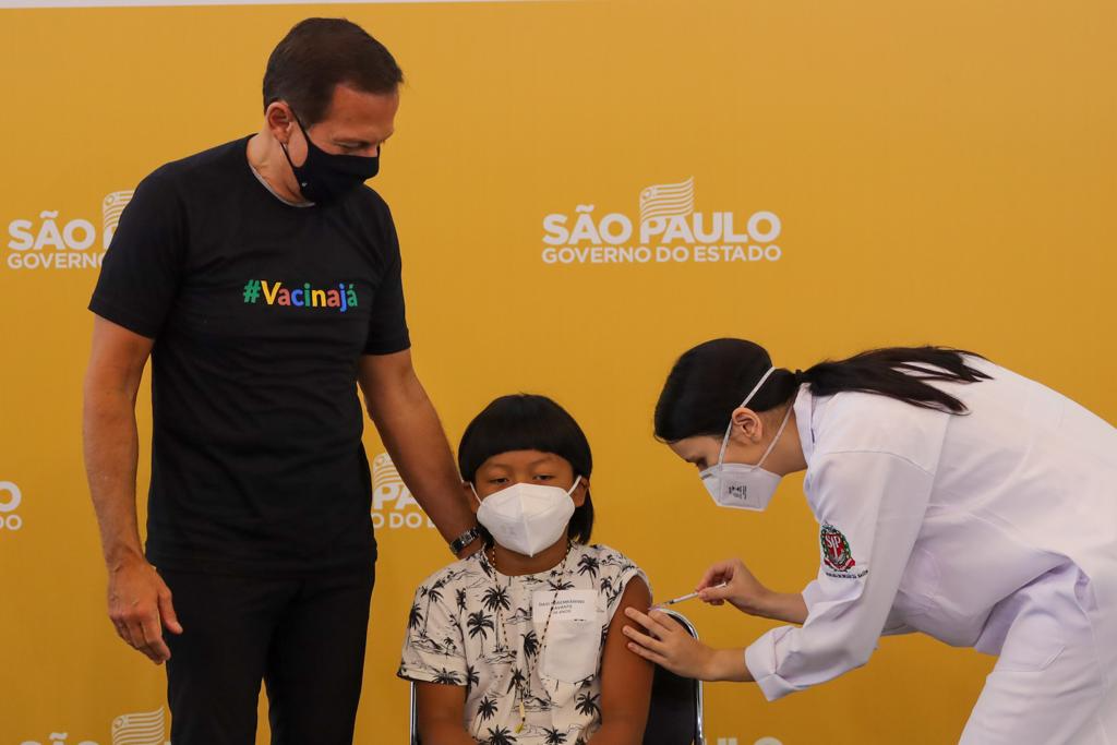 Primeira criança é vacinada contra a Covid-19 no Brasil 