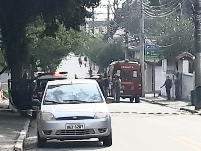 Policiais e bombeiros fecharam a rua para segurança de moradores da região Reprodução / Ocorrências 24h