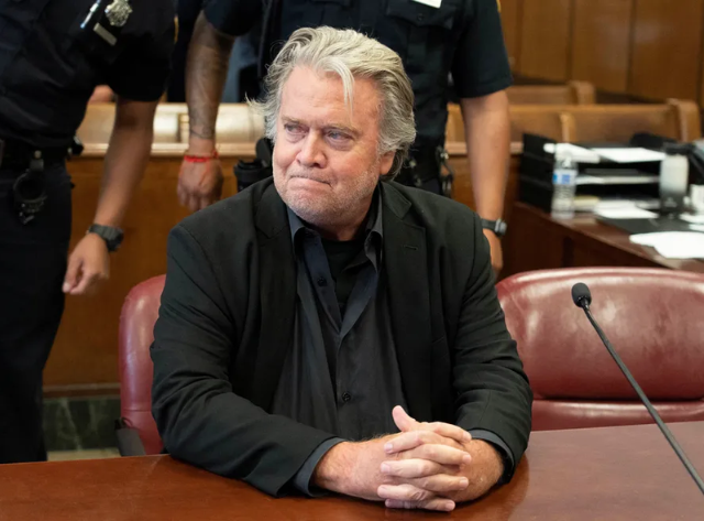 Steve Bannon é condenado nos EUA Steven Hirsch/Pool via REUTERS