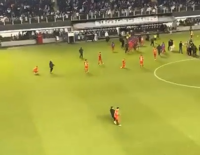 Torcedor do Santos invade gramado e agride jogador do La Calera; veja o vídeo