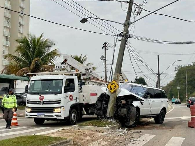 Veículo colidiu contra o poste no Bairro Urbanova Fabiana Pupio/Revista Urbanova