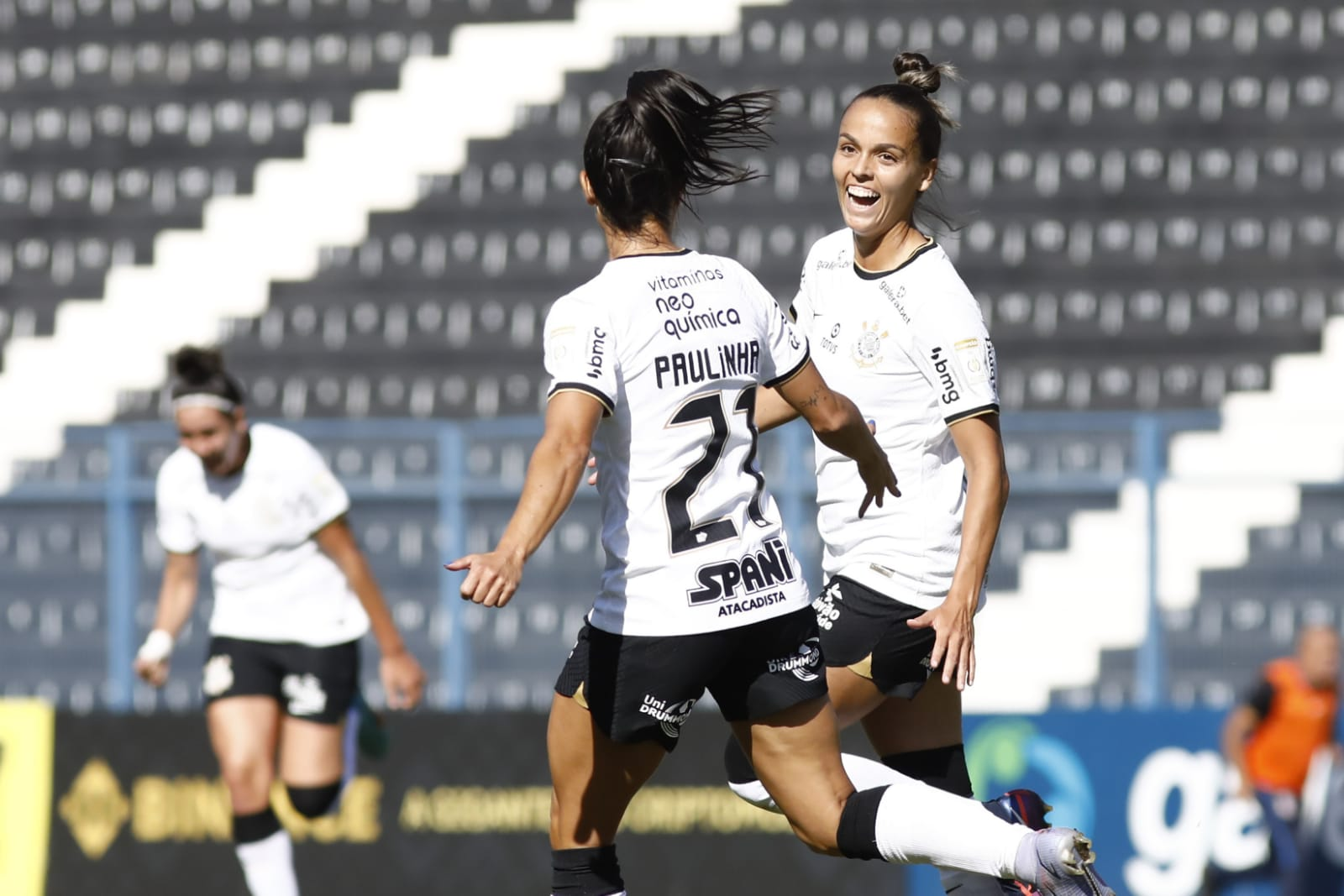 Corinthians goleia Avaí Kindermann e assume a liderança do Brasileirão Feminino