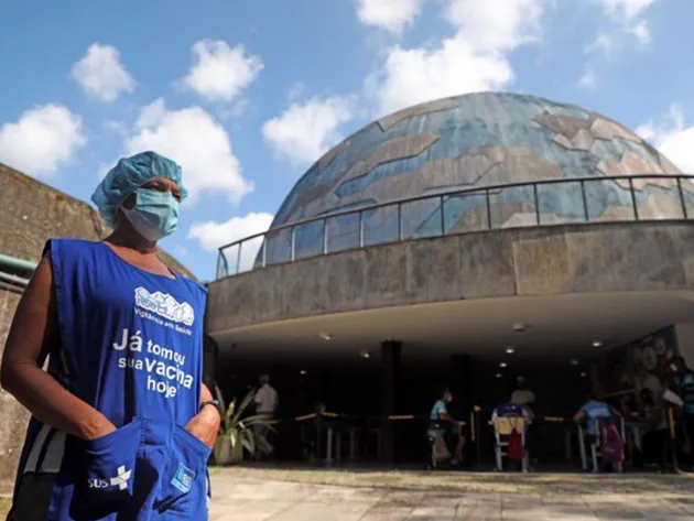 Funcionários do Planetário da Gávea são vacinados fora do calendário de imunização no Rio de Janeiro