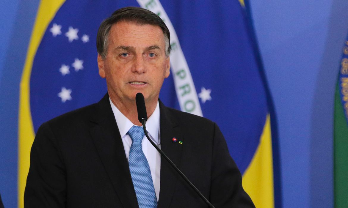 Bolsonaro sanciona projeto para ICMS único sobre combustíveis