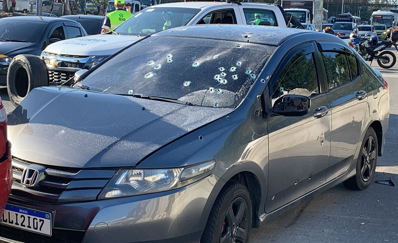 Carro de PM é alvejado por bandidos no Rio de Janeiro Reprodução/Alexandre Siqueira