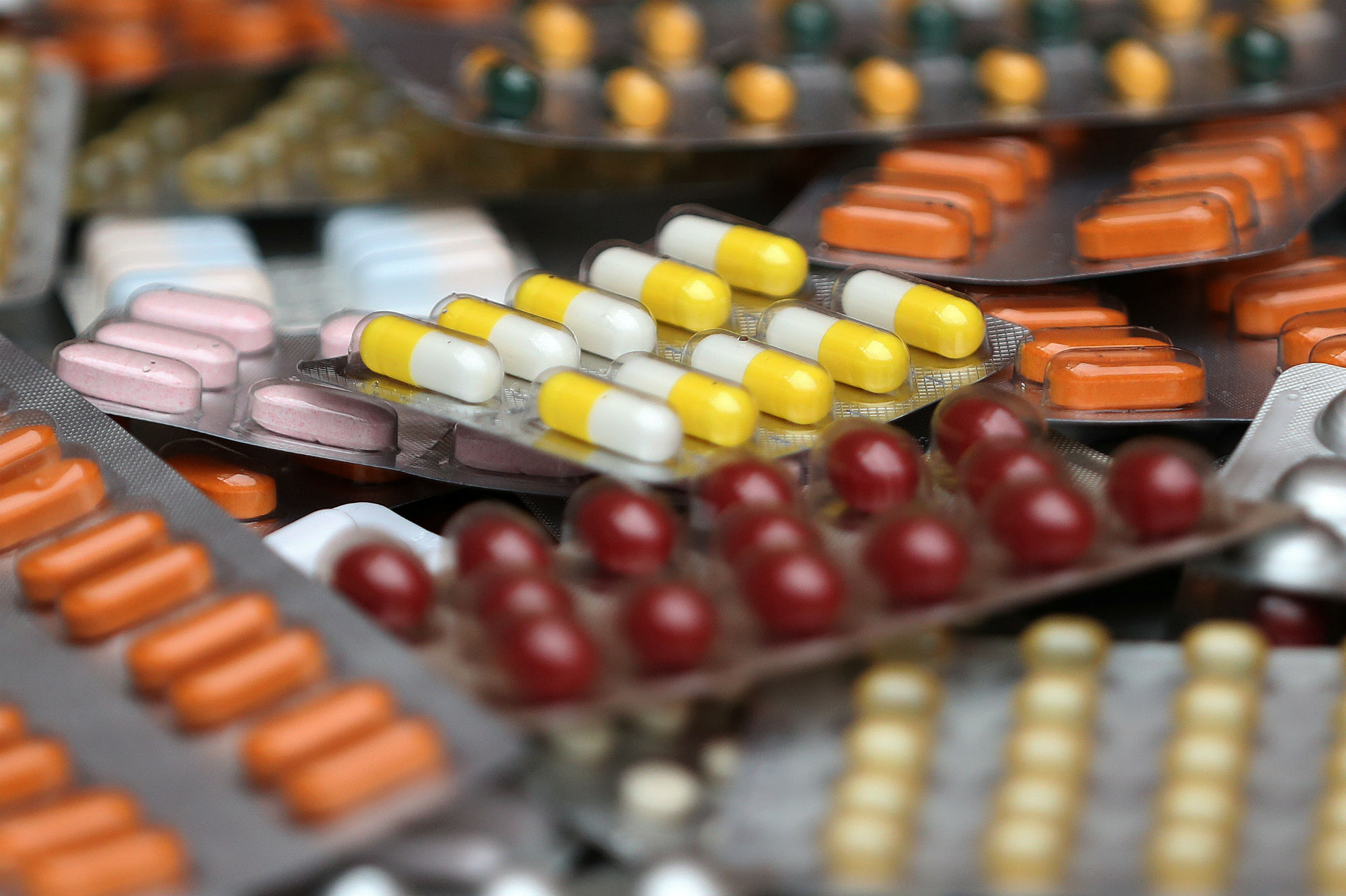 Há ainda uma crescente busca por medicamentos, especialmente antibióticos Foto: Reuters 
