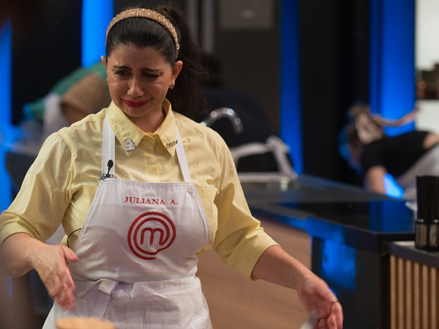 Juliana A. senta no chão e chora ao não conseguir finalizar Baked Alaska no MasterChef   Carlos Reinis/Band