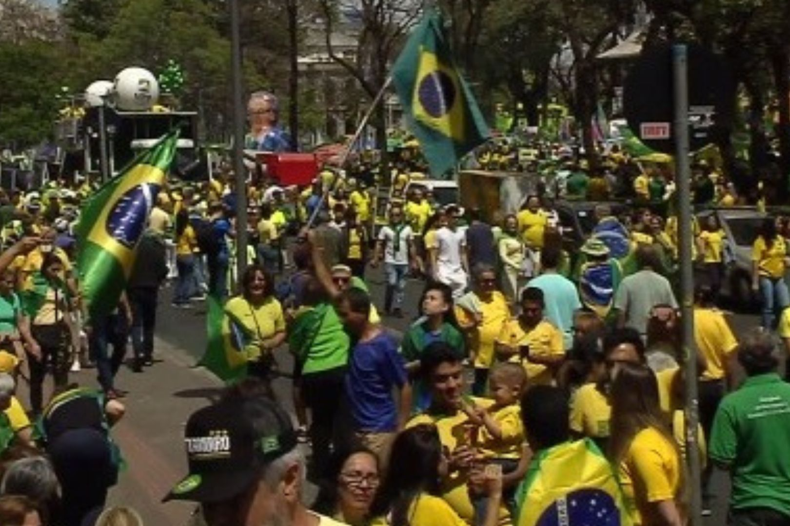 Outros cartazes demonstravam oposição ao comunismo, além de críticas e ameaças ao STF TV Band Minas