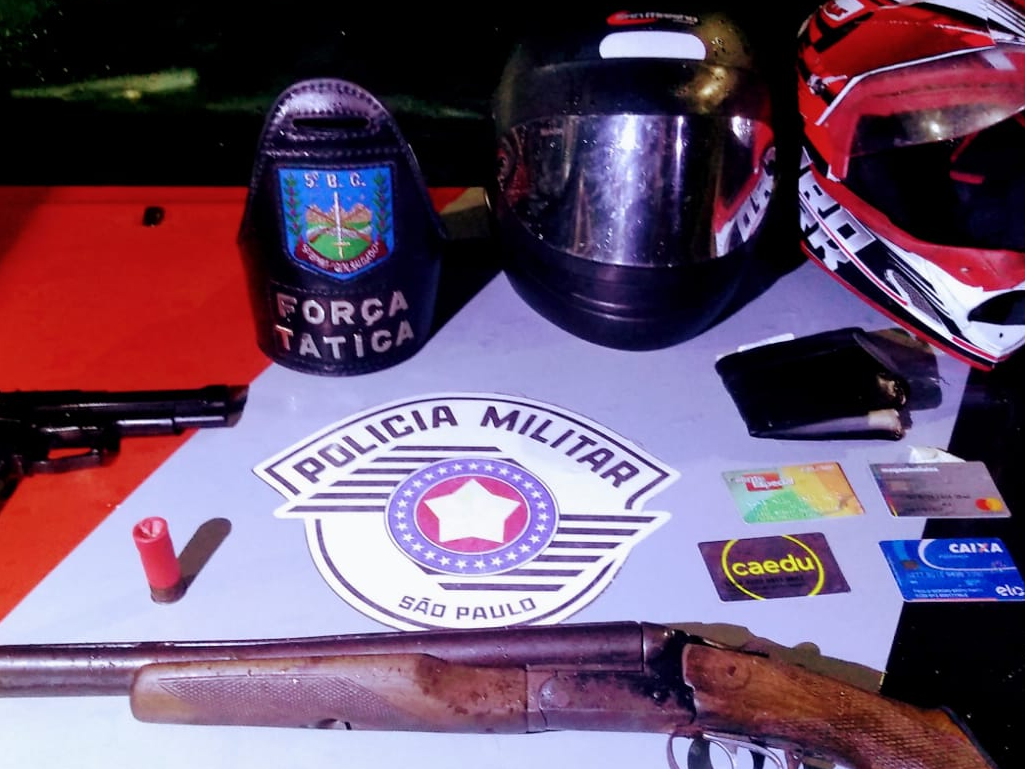 Arma calibre 12 e réplica de pistola foram apreendidas  Divulgação/Polícia Militar