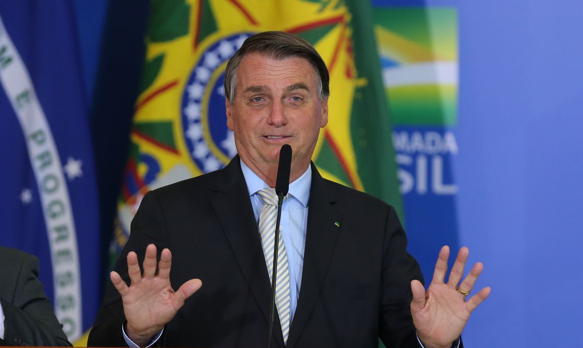 Presidente Jair Bolsonaro segue fazendo pregação antivacina