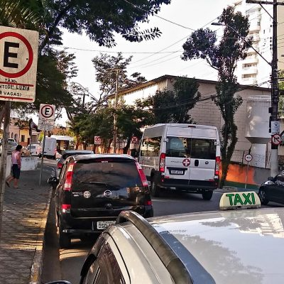 Decreto autoriza taxistas a cobrar bandeira 2 de 1º a 31 de dezembro Divulgação/ Prefeitura de Taubaté