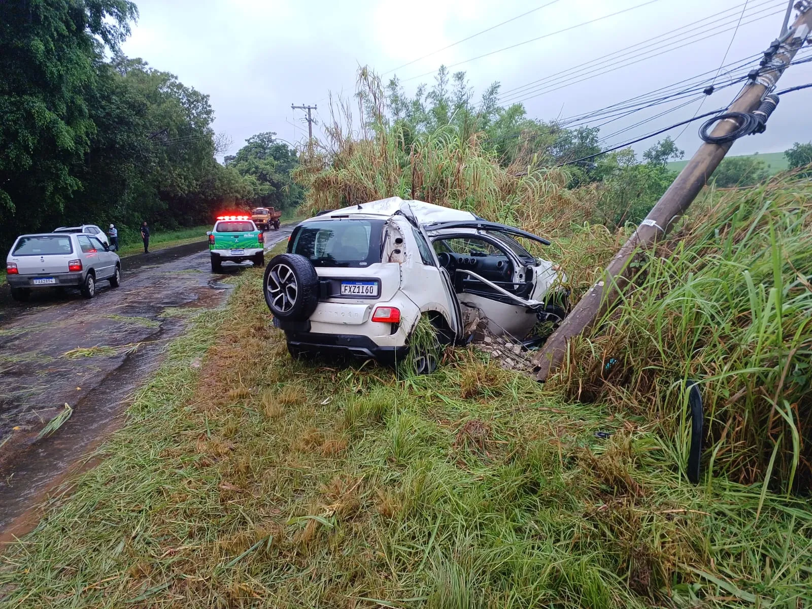 Carga de cerveja tomba na Rodovia João Beira, em Jaguariúna