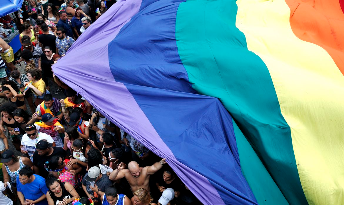 1,8% da população maior de idade no Brasil é homossexual ou bissexual, diz IBGE