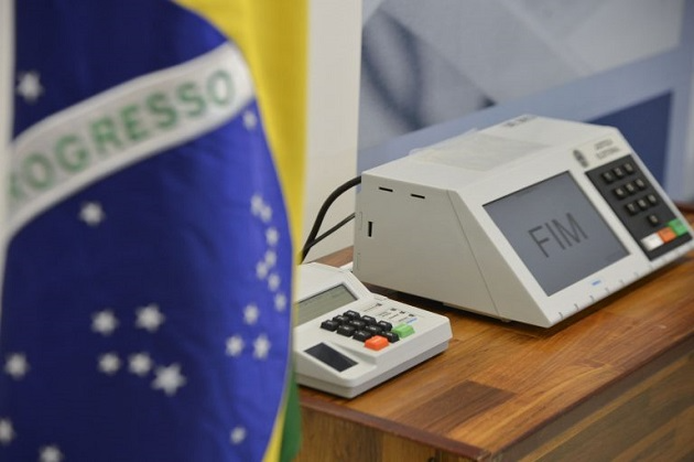 Partidos contrários à substituição das urnas eletrônicas esperam derrotar a proposta ainda nesta sexta-feira (16) Imagem: EBC/Agência Brasil 