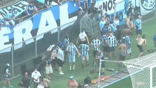 Torcida do Grêmio invade gramado e depreda equipamentos após derrota; veja