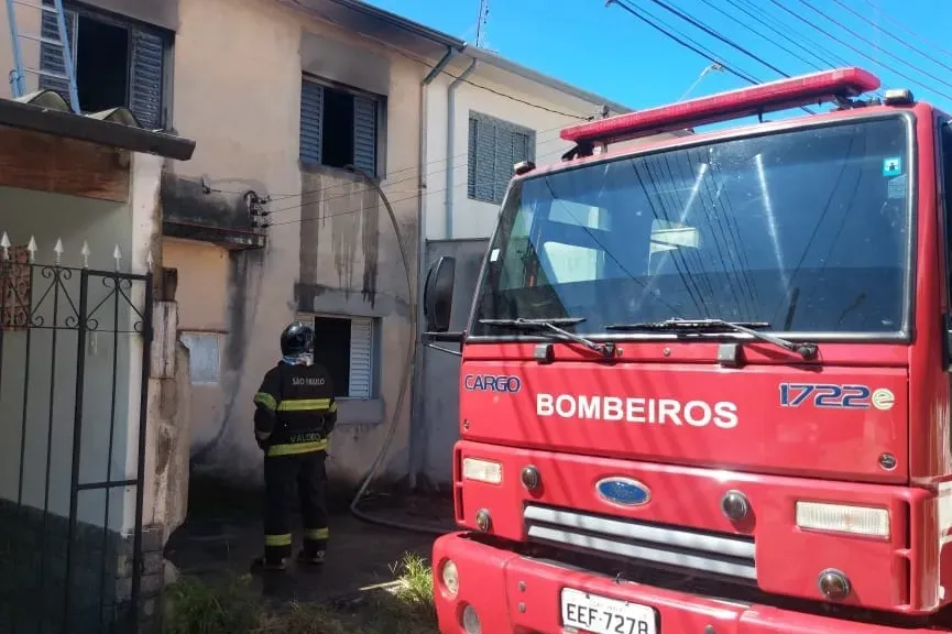Casa pega fogo e homem morre carbonizado em Taubaté
