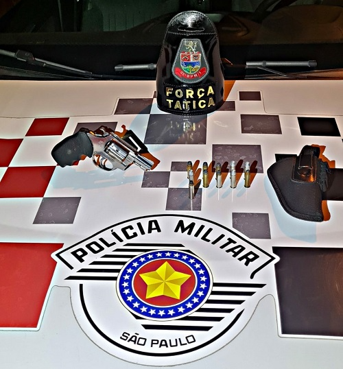 Arma e munições foram apreendidas, após abordagem policial Divulgação/Polícia Militar