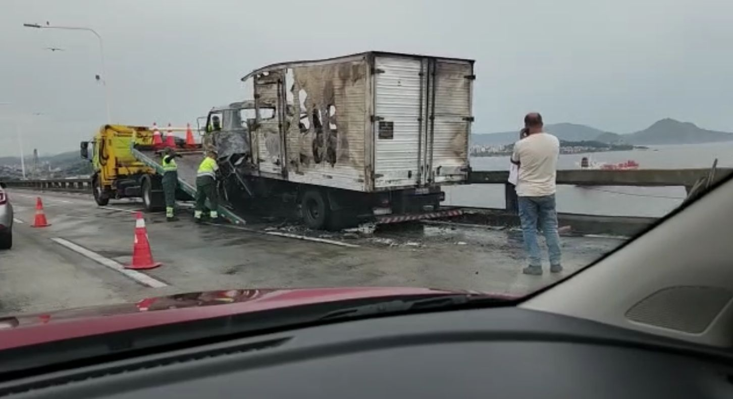 Ainda não se sabe o que iniciou o fogo no caminhão, na Ponte Rio-Niterói Reprodução