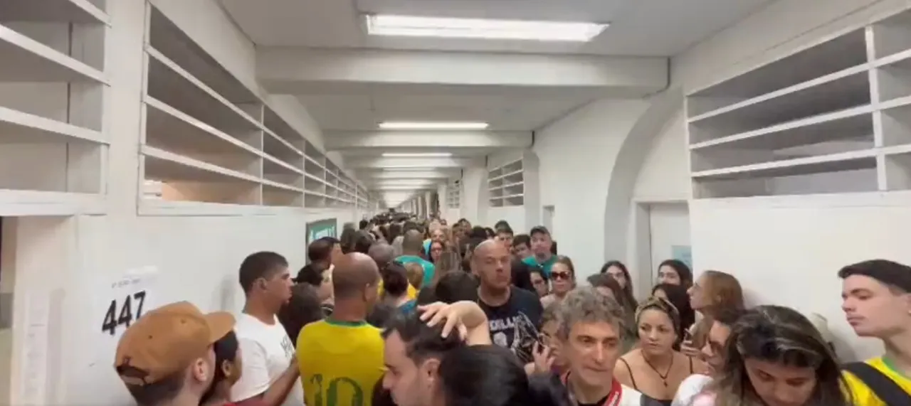 Filas longas em um local de votação no Recreio, na Zona Oeste do Rio.