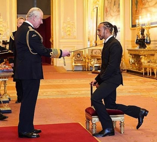 Lewis Hamilton é condecorado pelo príncipe Charles no Castelo de Windsor