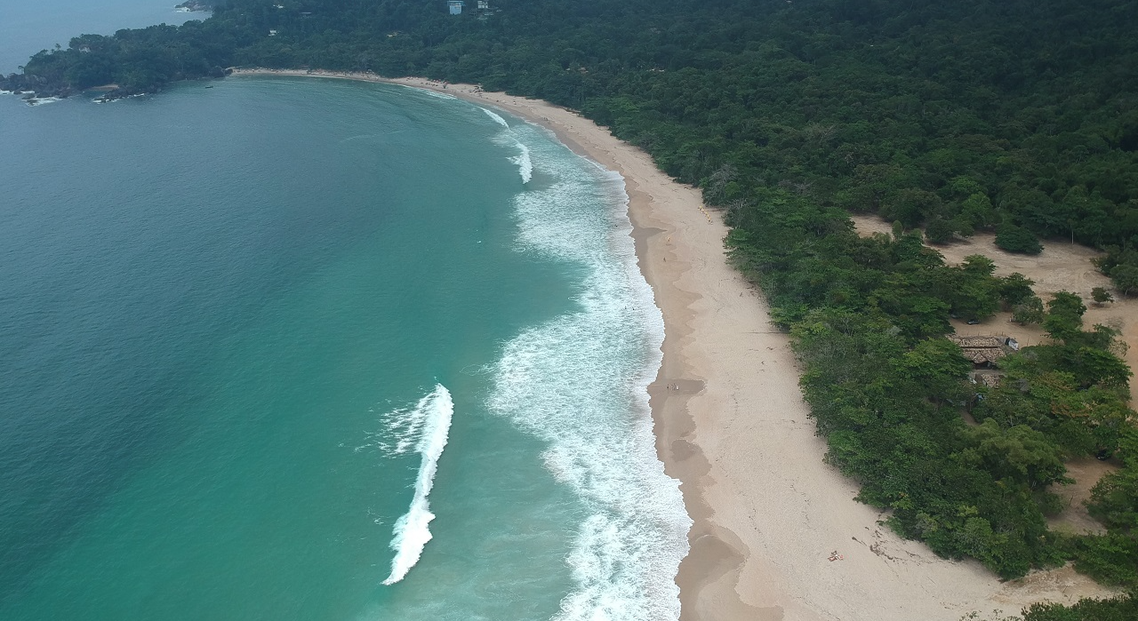 O homem foi retirado do mar sem vida e deixado na faixa de areia Divulgação/ Curiosidades de Ubatuba