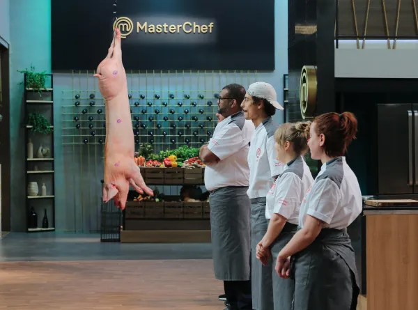 Chefs disputam partes do porco no MasterChef Profissionais