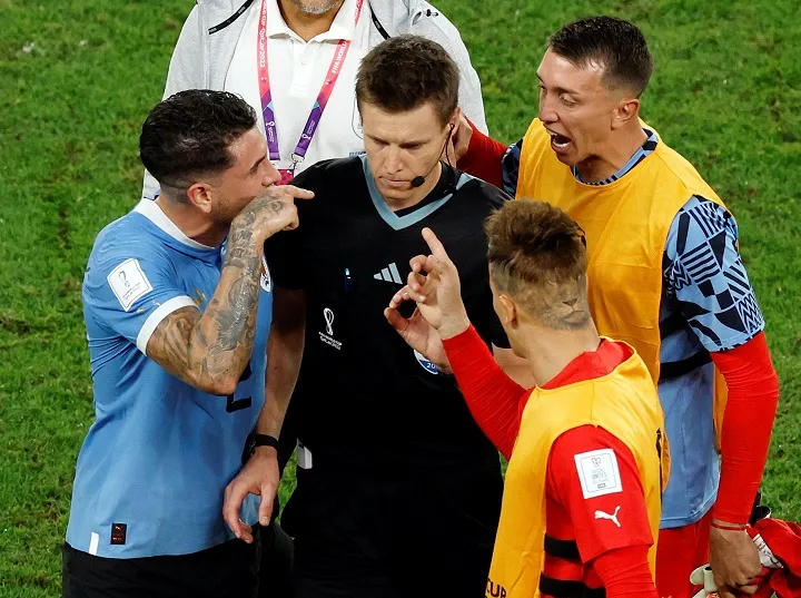 Jogadores e imprensa do Uruguai dizem que arbitragem os eliminou da Copa do Mundo